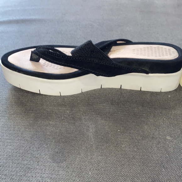 Black platform sandals. Like new! Size 9 - Picture 5 of 9